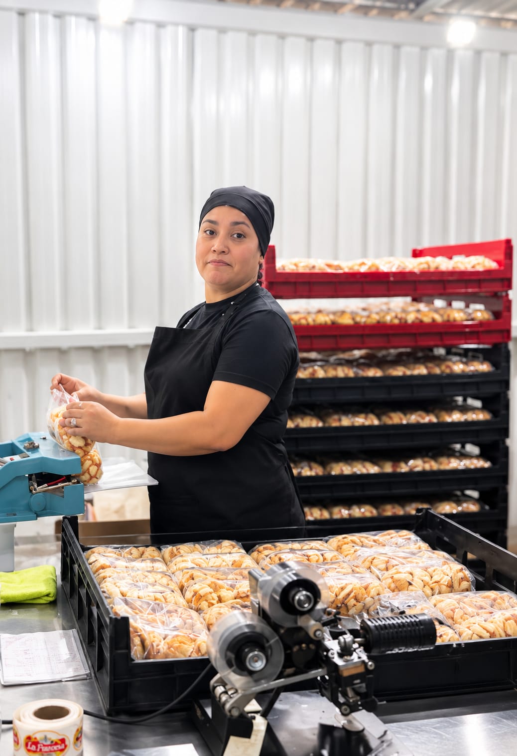 Colaboradora empacando producto terminado